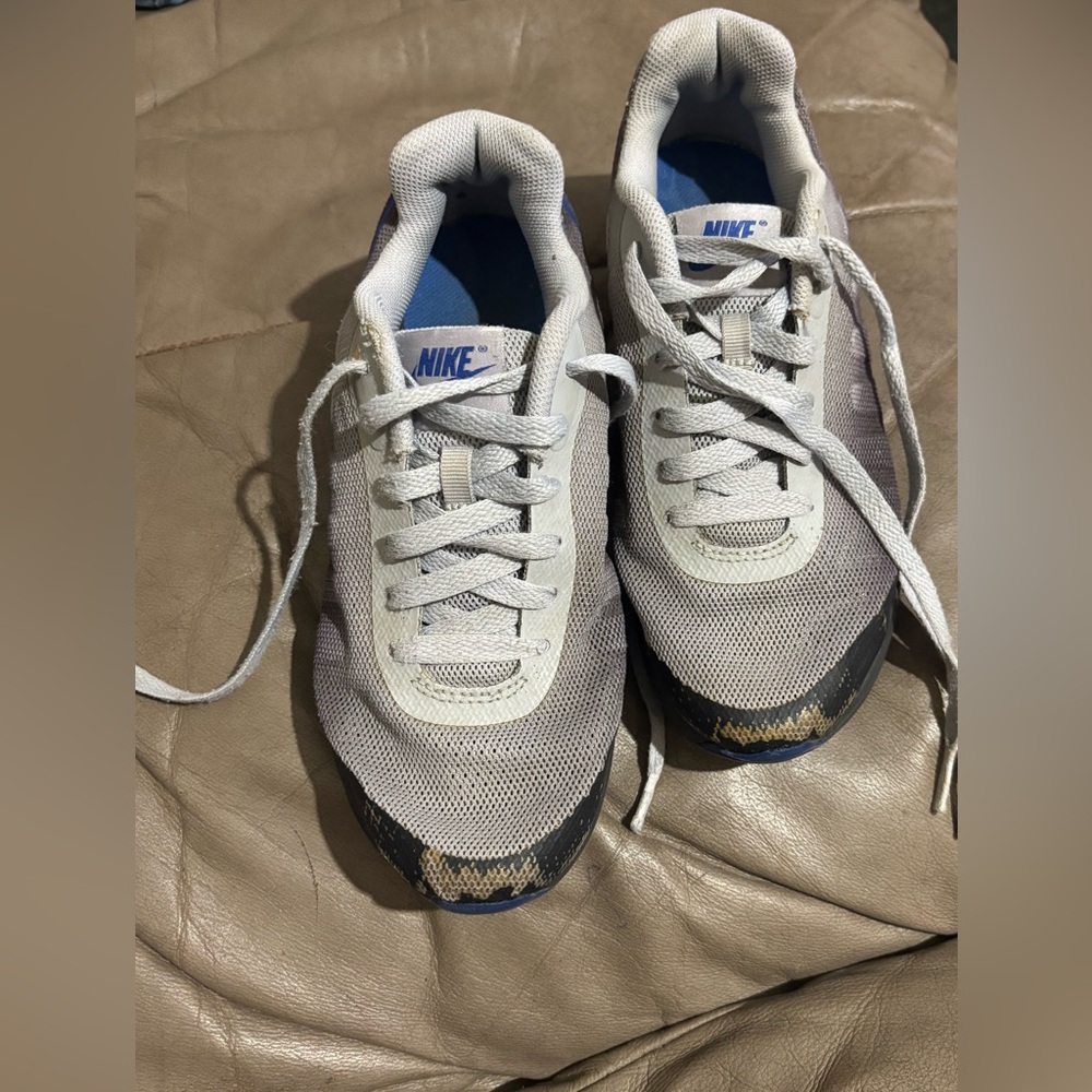 🎊 SOLD 🎊 Nike 4.5/Children youth Sneakers in Gray&Black with Blue Accents - Picture 9 of 9
